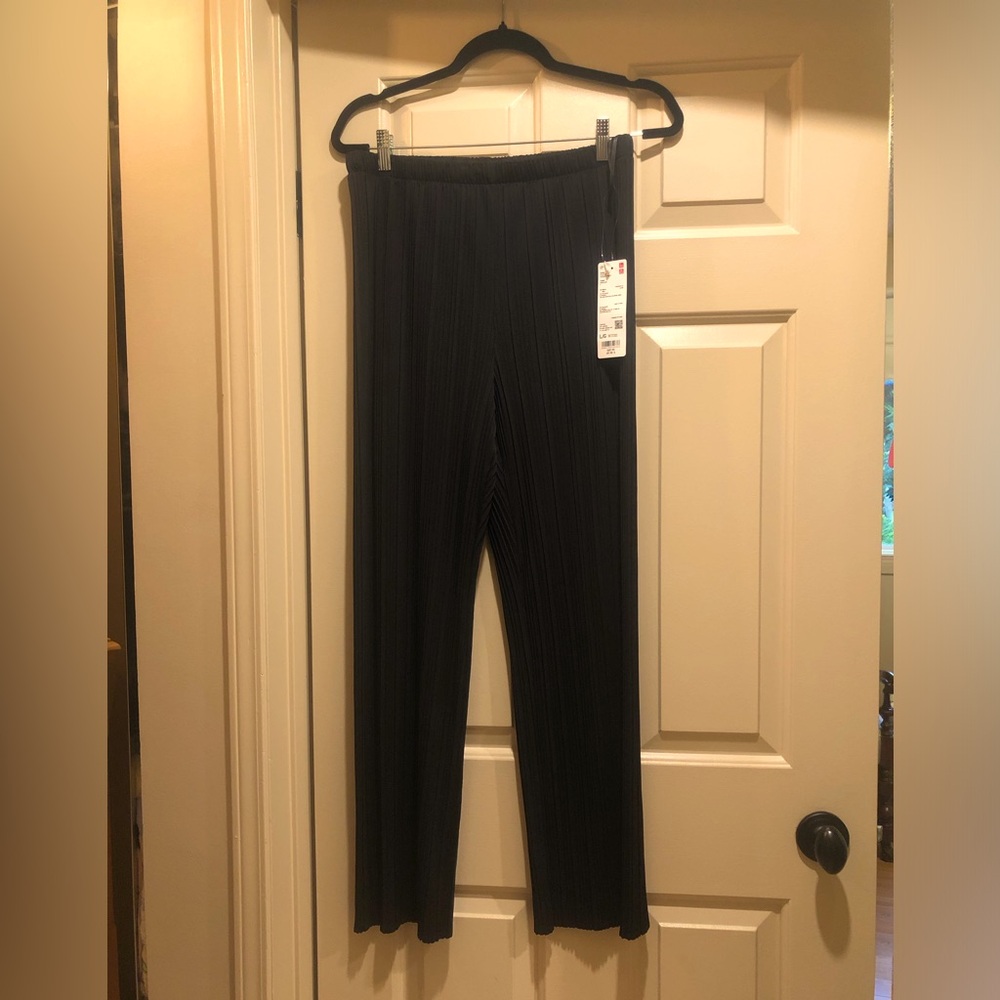Brand new! Stylish light-weight Uniqlo black pleated pants. Size Large